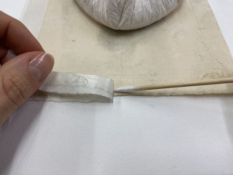 foto durante il restauro - rimozione nastri adesivi